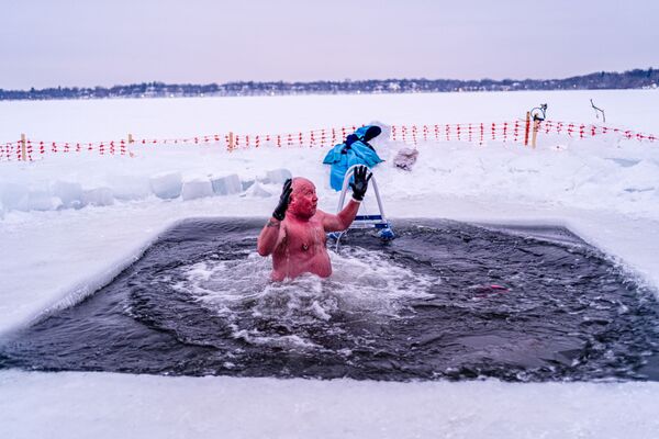 Tempered by the Cold: Meet Intrepid Submergents from Minnesota Unafraid to Plunge Into Icy Waters - Sputnik International