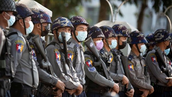 Police officers wait for protests against coup in Yangon, Myanmar 4 February 2021. REUTERS/Stringer - Sputnik International