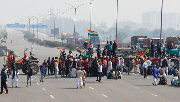 Farmers take part in a three-hour chakka jam or road blockade, as part of protests against farm laws on a highway on the outskirts of New Delhi, India, February 6, 2021. REUTERS/Adnan Abidi - Sputnik International