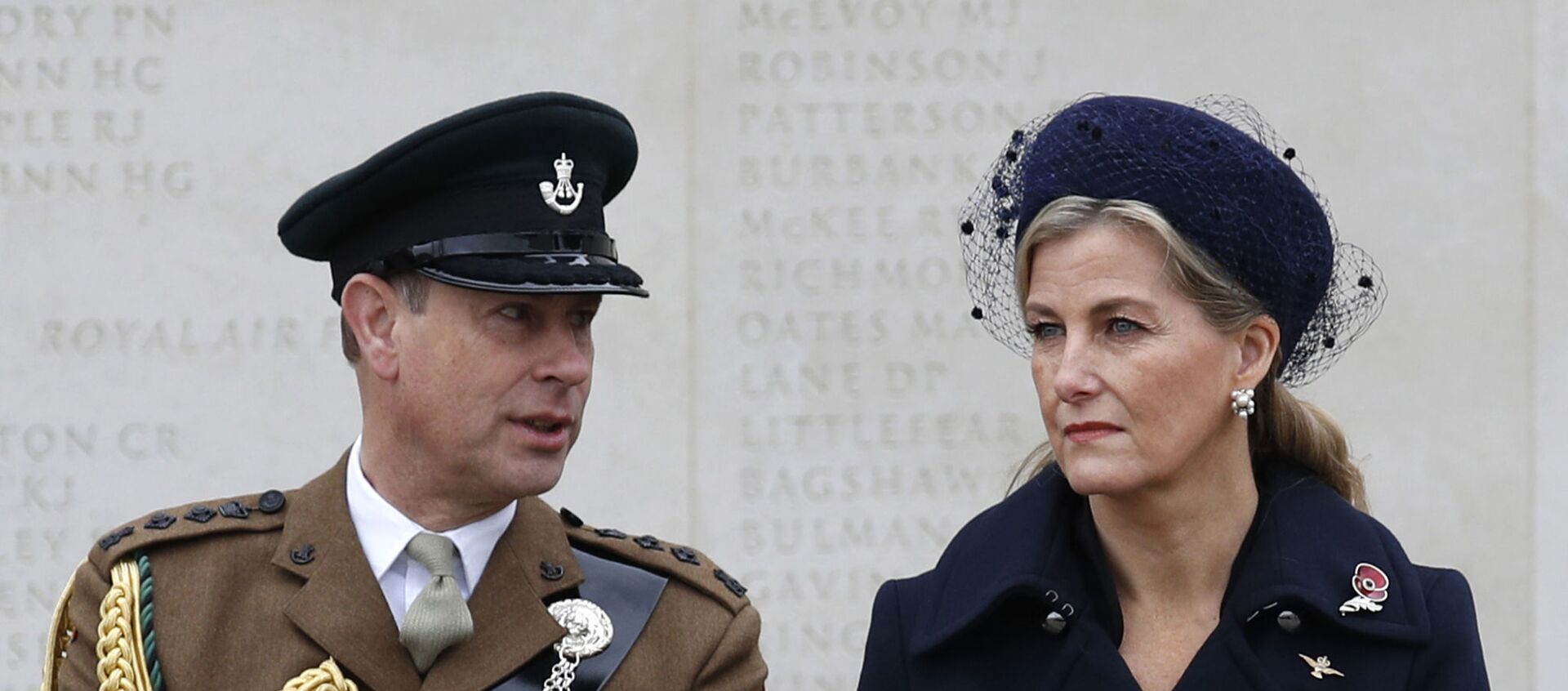Britain's Prince Edward, Earl of Wessex (L) and Britain's Sophie, Countess of Wessex (R), take part in a service at the National Memorial Arboretum in Stafford, central England on November 11, 2020 to commemorate Armistice Day. (Photo by Darren Staples / POOL / AFP) - Sputnik International, 1920, 06.02.2021