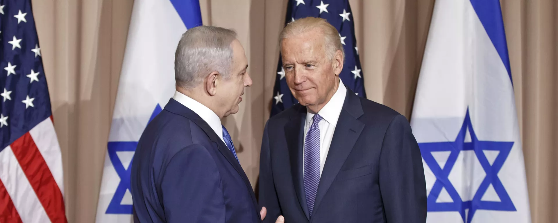 Israeli Prime Minister Benjamin Netanyahu, left, and US Vice-President Joe Biden pose for the media prior to a meeting on the sidelines of the World Economic Forum in Davos, Switzerland, Thursday, Jan. 21, 2016. - Sputnik International, 1920, 10.10.2024