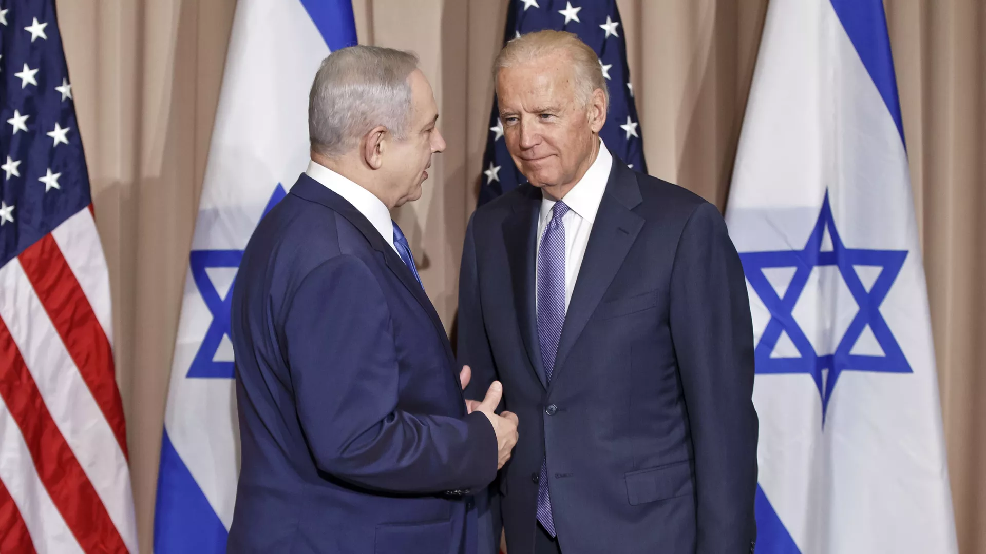 Israeli Prime Minister Benjamin Netanyahu, left, and US Vice-President Joe Biden pose for the media prior to a meeting on the sidelines of the World Economic Forum in Davos, Switzerland, Thursday, Jan. 21, 2016. - Sputnik International, 1920, 10.10.2024