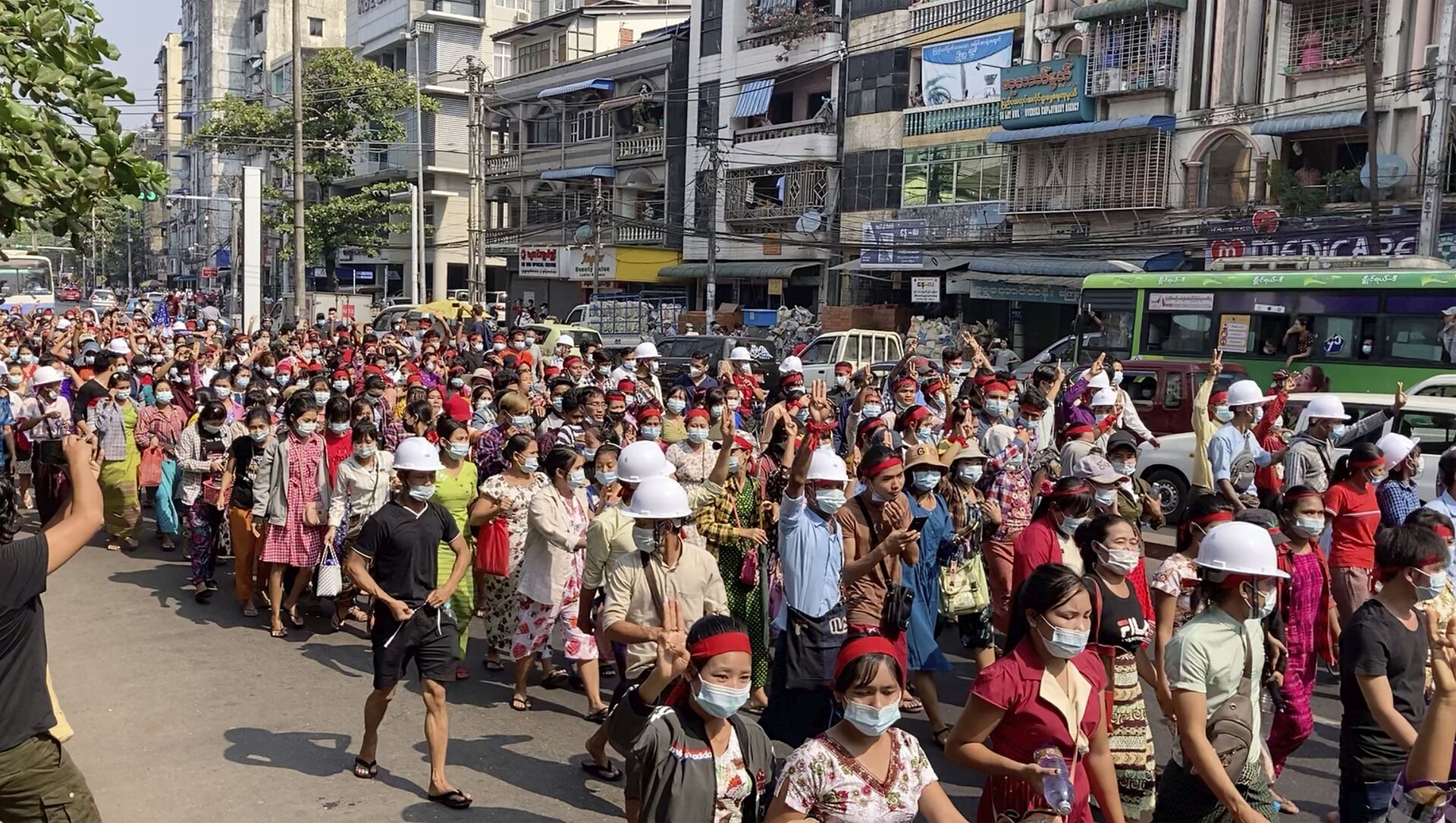 In this image from video, a crowd of protesters march in Yangon, Myanmar Saturday, Feb. 6, 2021 - Sputnik International, 1920, 22.02.2021