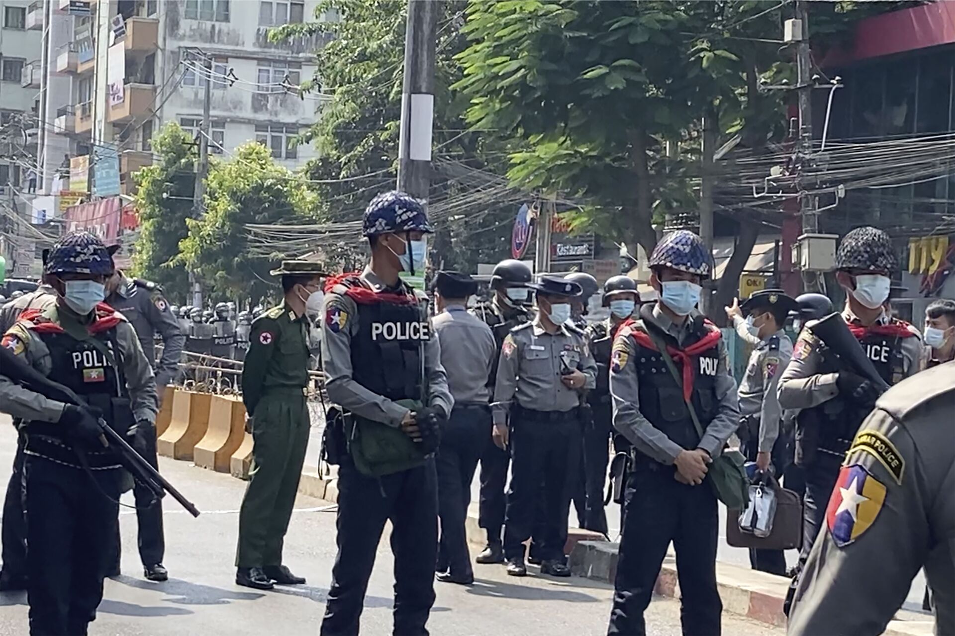 Military Deployed to Yangon's Streets as Myanmar Protests Enter 4th Day, Reports Suggest  - Sputnik International, 1920, 09.02.2021