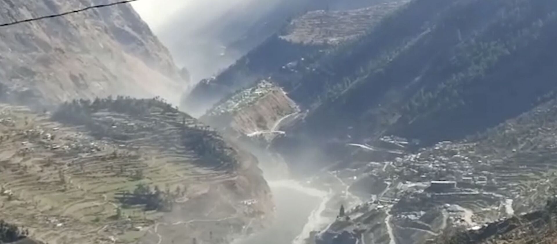 This frame grab from video provided by KK Productions shows a massive flood of water, mud and debris flowing at Chamoli District after a portion of Nanda Devi glacier broke off in Tapovan area of the northern state of Uttarakhand, India, Sunday, Feb.7, 2021. (KK Productions via AP) - Sputnik International, 1920