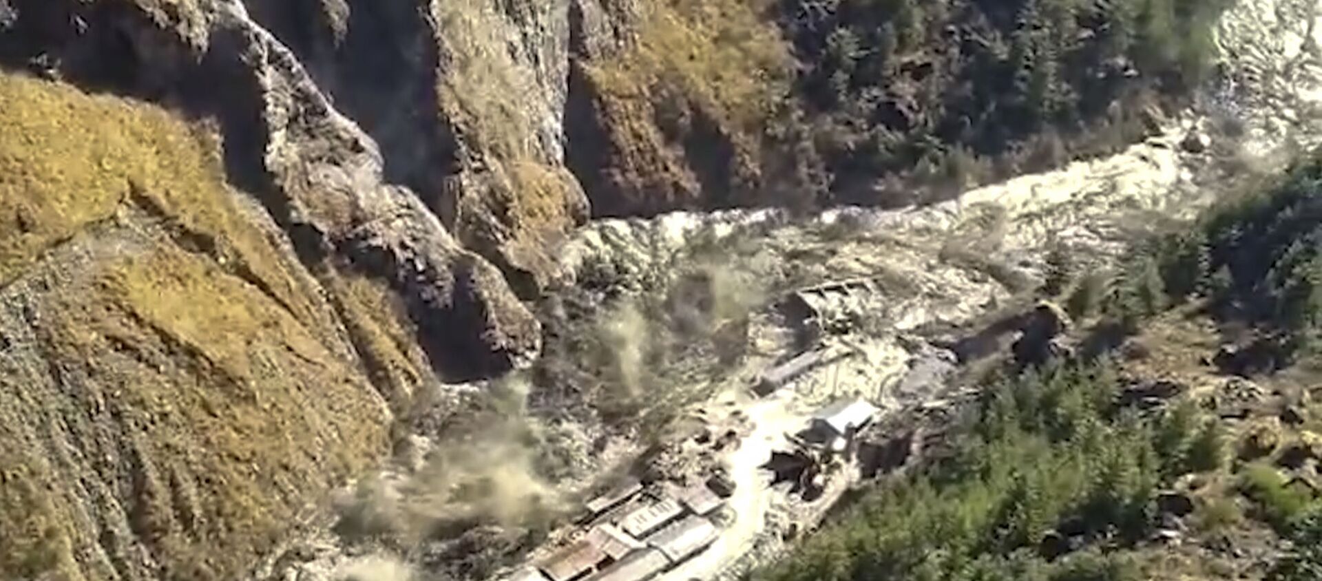 This frame grab from video provided by KK Productions shows a massive flood of water, mud and debris flowing at Chamoli District after a portion of Nanda Devi glacier broke off in Tapovan area of the northern state of Uttarakhand, India, Sunday, Feb.7, 2021. (KK Productions via AP) - Sputnik International, 1920, 07.02.2021
