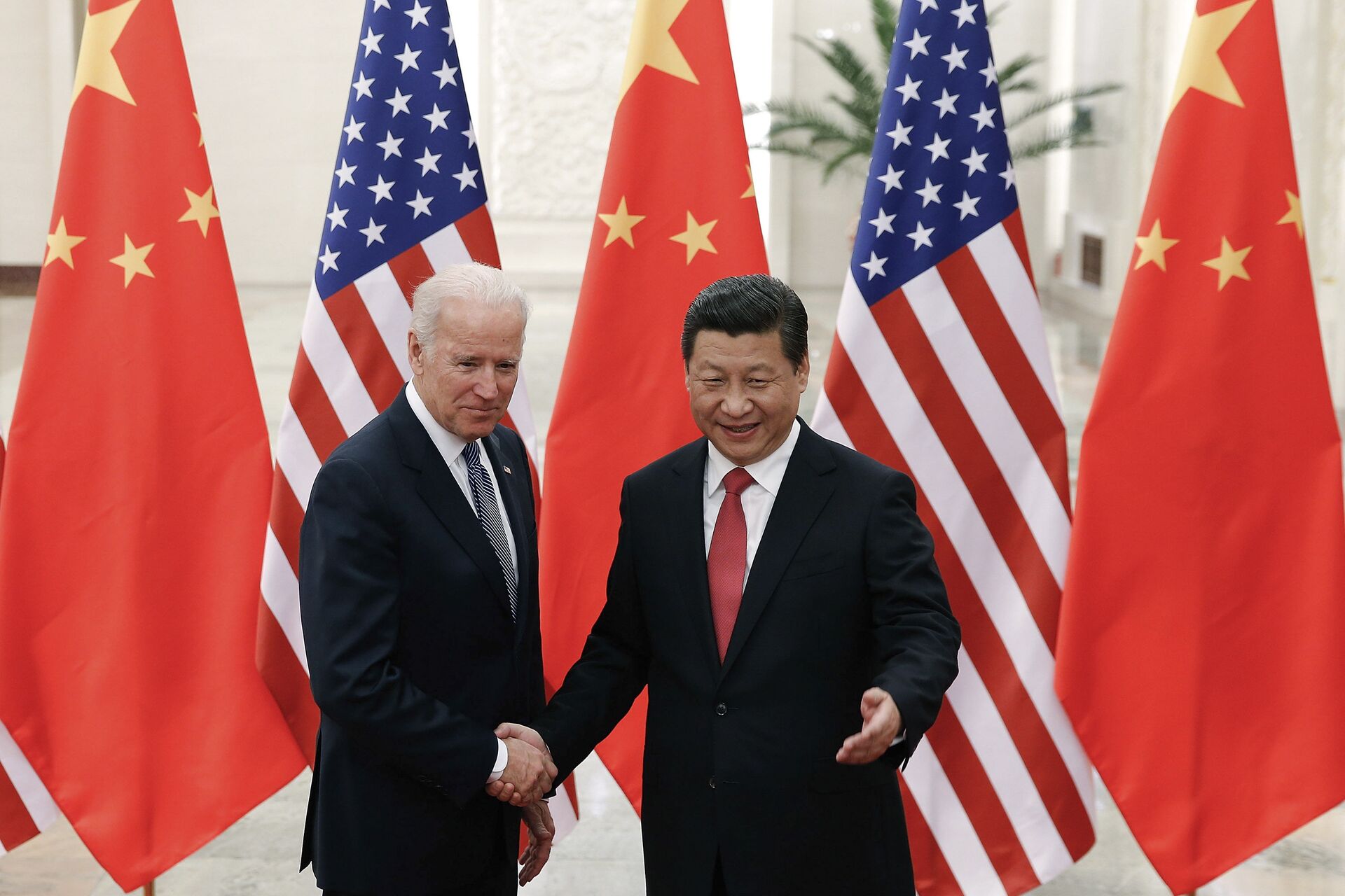 FILE - In this Dec. 4, 2013, file photo, Chinese President Xi Jinping, right, shakes hands with then U.S. Vice President Joe Biden as they pose for photos at the Great Hall of the People in Beijing. - Sputnik International, 1920, 15.11.2021