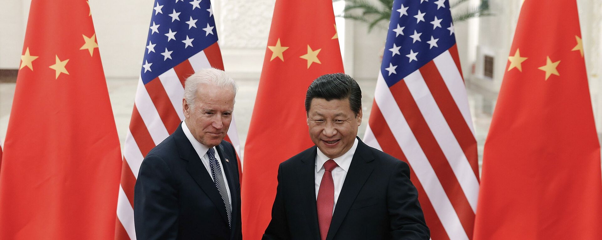 FILE - In this Dec. 4, 2013, file photo, Chinese President Xi Jinping, right, shakes hands with then U.S. Vice President Joe Biden as they pose for photos at the Great Hall of the People in Beijing. - Sputnik International, 1920, 07.10.2021