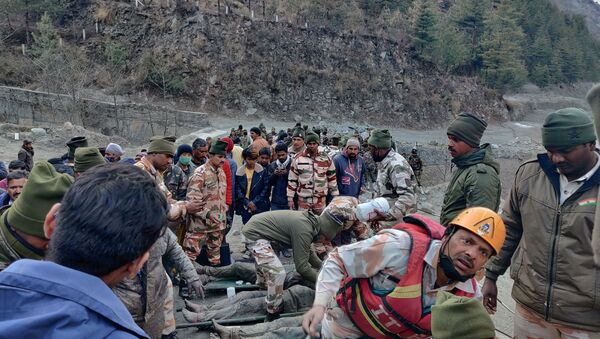 Members of Indo-Tibetan Border Police (ITBP) tend to people rescued after a Himalayan glacier broke and swept away a small hydroelectric dam, in Chormi village in Tapovan in the northern state of Uttarakhand, India, February 7, 2021.  - Sputnik International