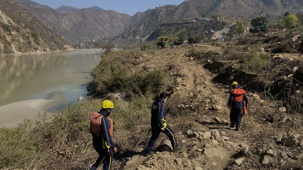 Rescuers arrive to search for bodies in the downstream of Alaknanda River in Rudraprayag, northern state of Uttarakhand, India, Monday, Feb.8, 2021.  - Sputnik International