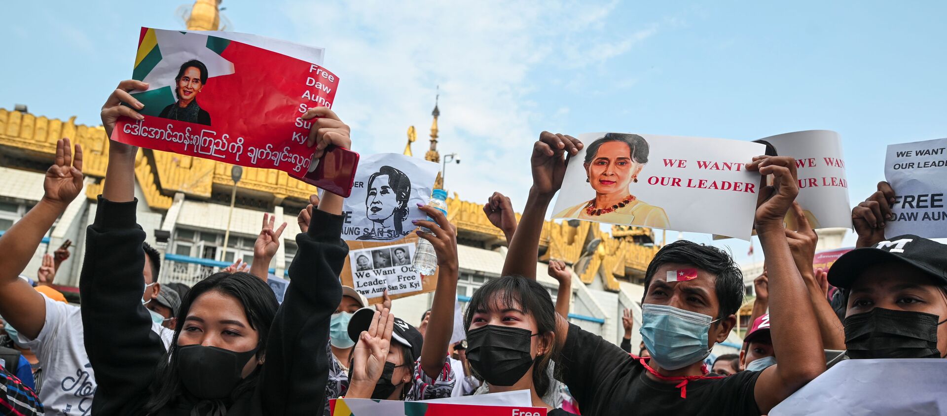 People hold placards depicting elected leader Aung San Suu Kyi during a rally to demand her release and protest against the military coup, in Yangon, Myanmar, February 8, 2021 - Sputnik International, 1920, 11.02.2021