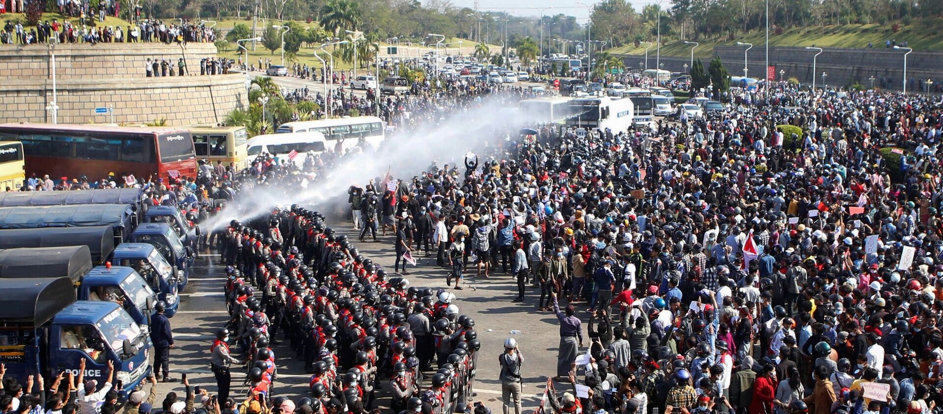 Police fire a water cannon at protesters demonstrating against the coup and demanding the release of elected leader Aung San Suu Kyi, in Naypyitaw, Myanmar, February 8, 2021 - Sputnik International, 1920, 10.02.2021