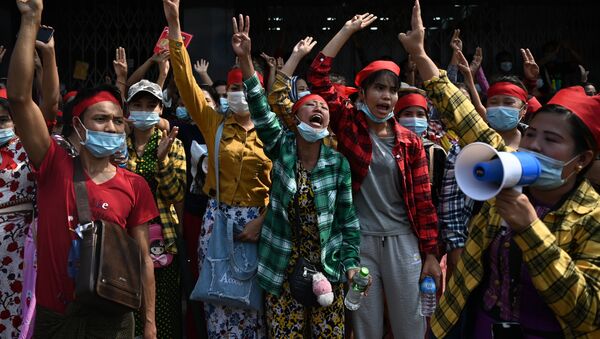Protesters hold up the three finger salute during a demonstration against the military coup in Yangon on February 6, 2021. (Photo by YE AUNG THU / AFP) - Sputnik International