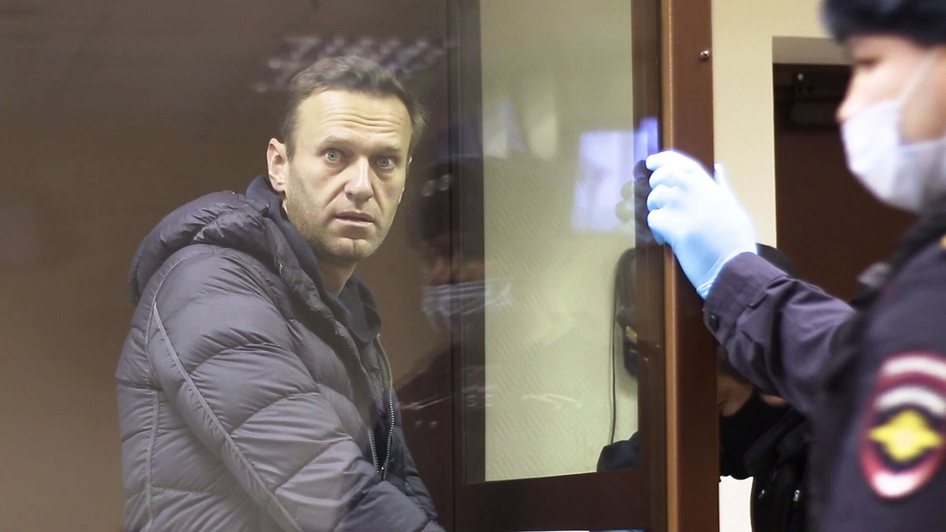 In this image made from video provided by the Babuskinsky District Court, Russian opposition leader Alexei Navalny stands in a cage during a hearing on his charges for defamation,  in the Babuskinsky District Court in Moscow, Russia, Friday, Feb. 5, 2021.  - Sputnik International, 1920, 20.02.2021