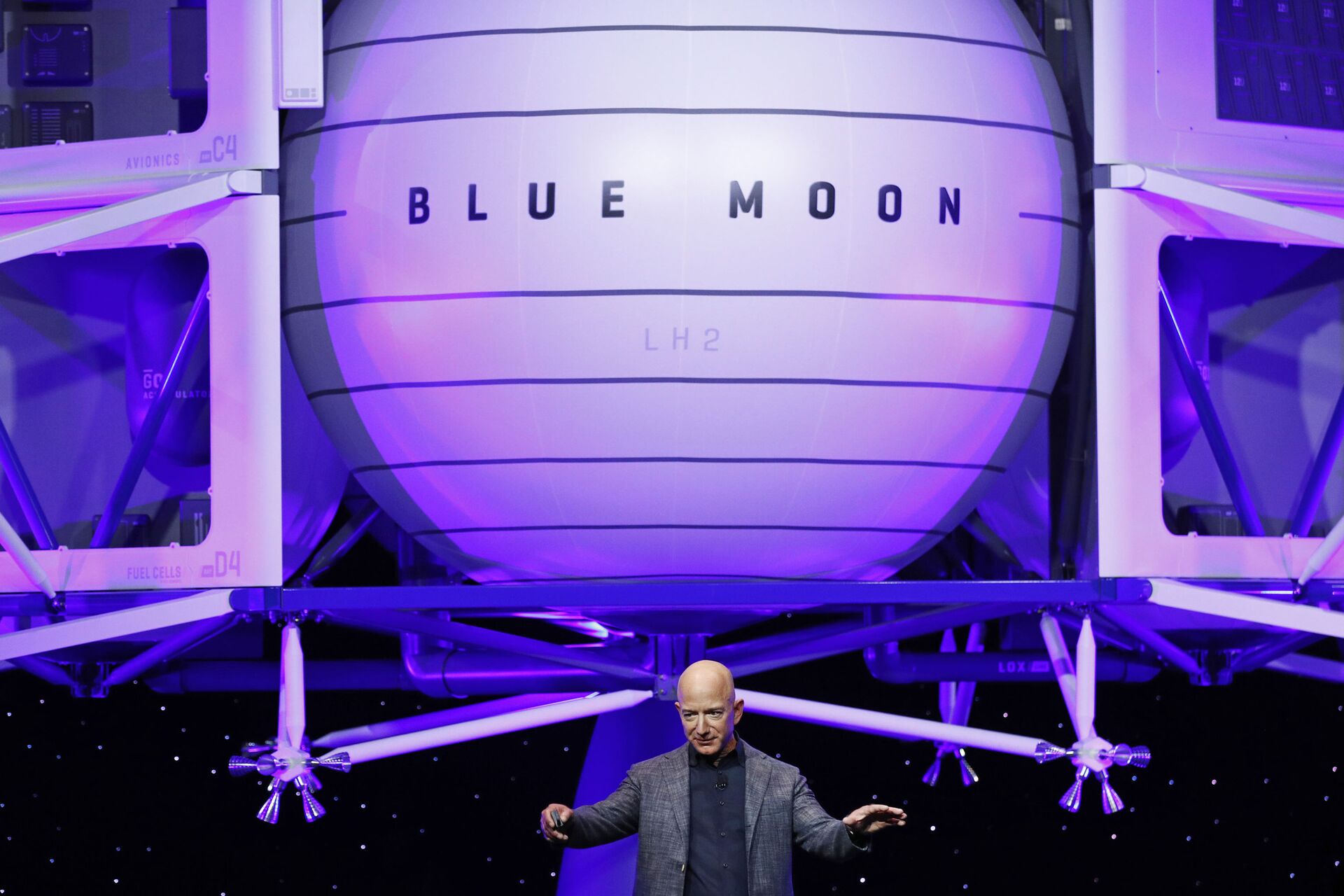 Is Jeff Bezos Set to Challenge Elon Musk in the Space Race With His Blue Origin Venture? - Sputnik International, 1920, 08.02.2021