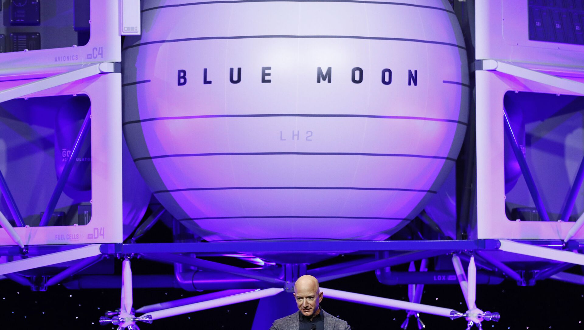 Jeff Bezos speaks in front of a model of Blue Origin's Blue Moon lunar lander, Thursday, May 9, 2019, in Washington - Sputnik International, 1920, 14.06.2021