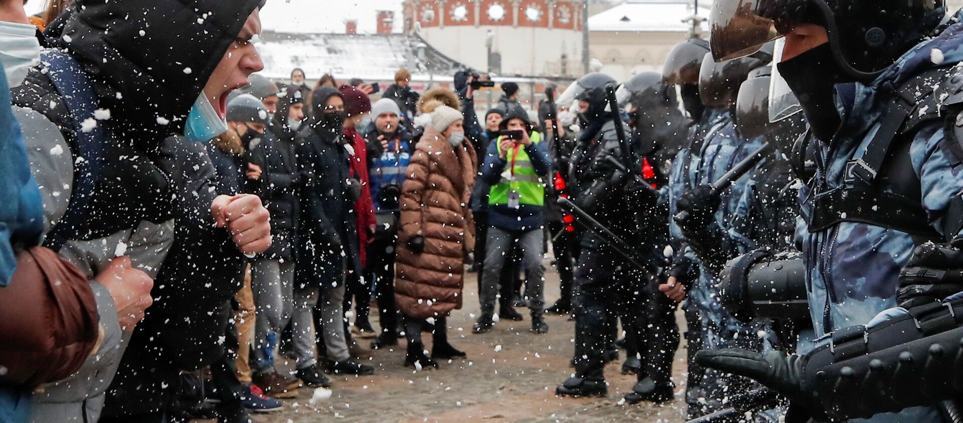 Protestors face off law enforcement officers during a rally in support of Alexei Navalny in Moscow, Russia January 31, 2021. - Sputnik International, 1920, 08.02.2021