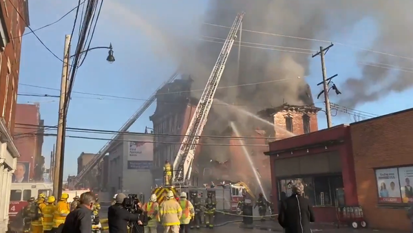 Screenshot from the video showing a commercial building collapsing due to massive fire in Pittsburgh - Sputnik International