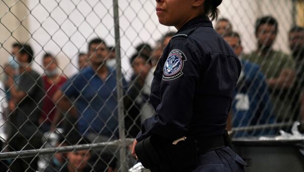 A U.S. Customs and Border Protection agent monitors single-adult male detainees at Border Patrol station in McAllen, Texas - Sputnik International