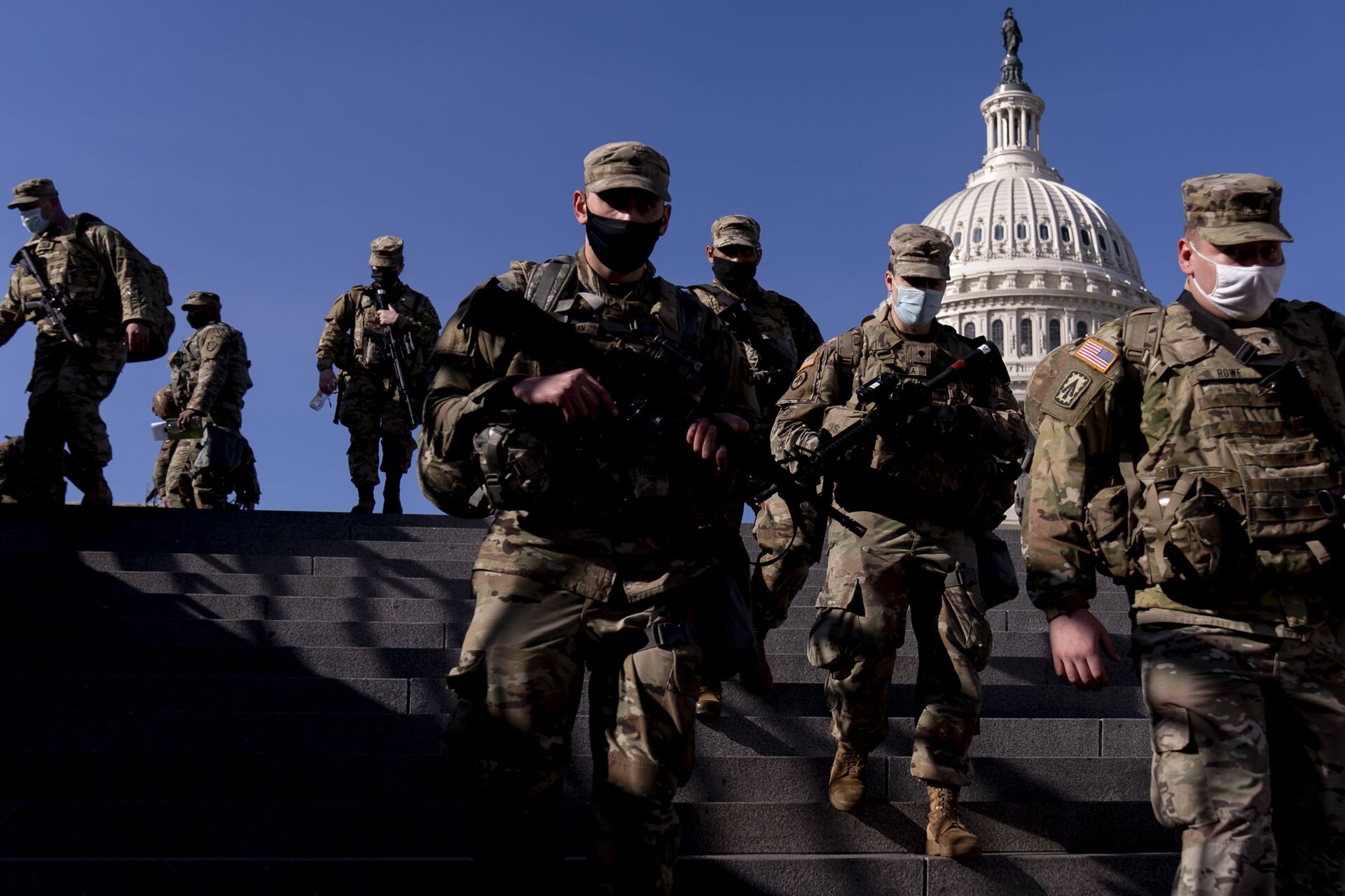 Members of the National Guard walk past the dome of the Capitol Building on Capitol Hill in Washington, Thursday, Jan. 14, 2021 - Sputnik International, 1920, 06.01.2022