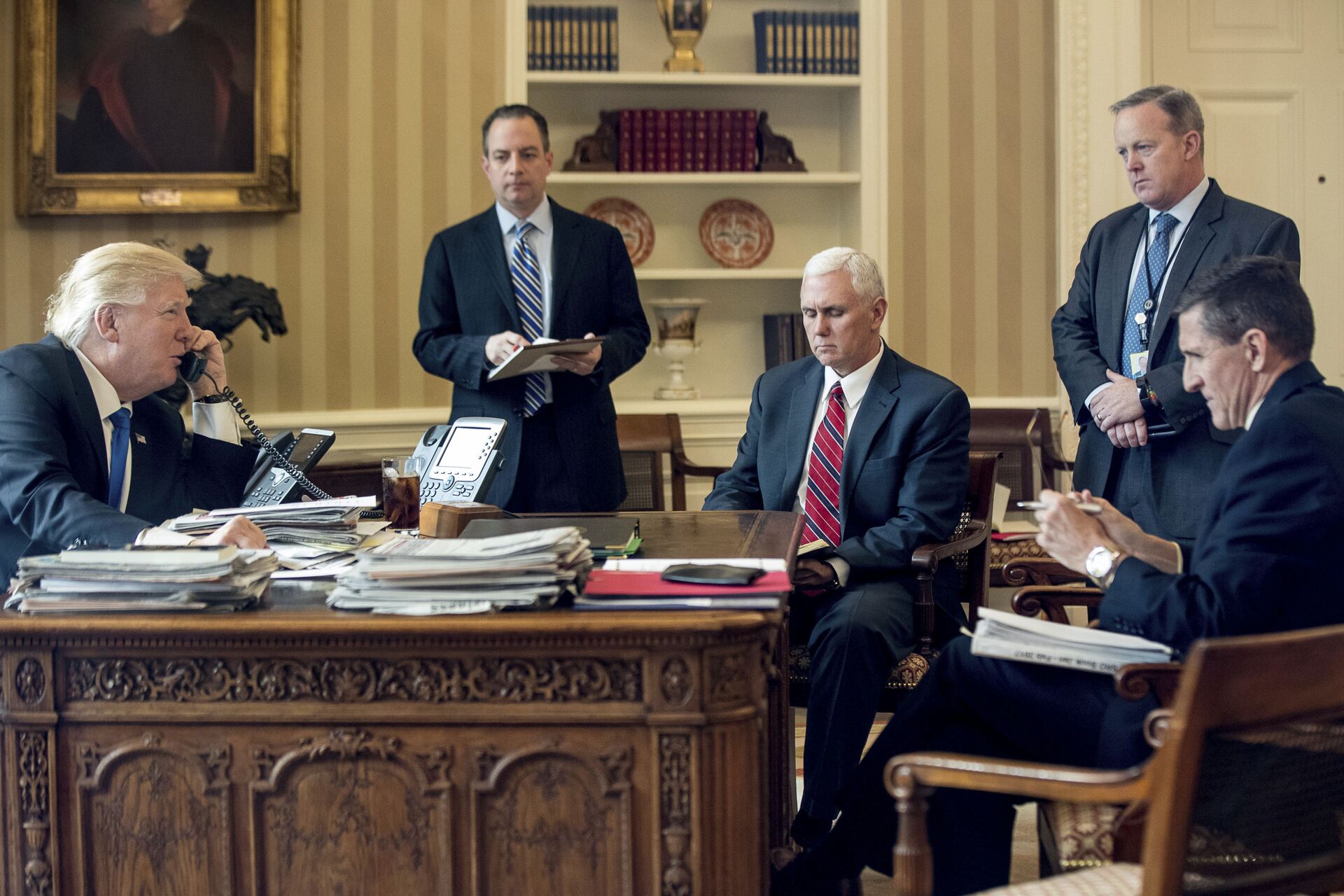  In this Jan. 28, 2017, file photo, President Donald Trump accompanied by, from second from left, Chief of Staff Reince Priebus, Vice President Mike Pence, White House press secretary Sean Spicer and National Security Adviser Michael Flynn speaks on the phone with Russian President Vladimir Putin in the Oval Office at the White House in Washington - Sputnik International, 1920, 07.09.2021