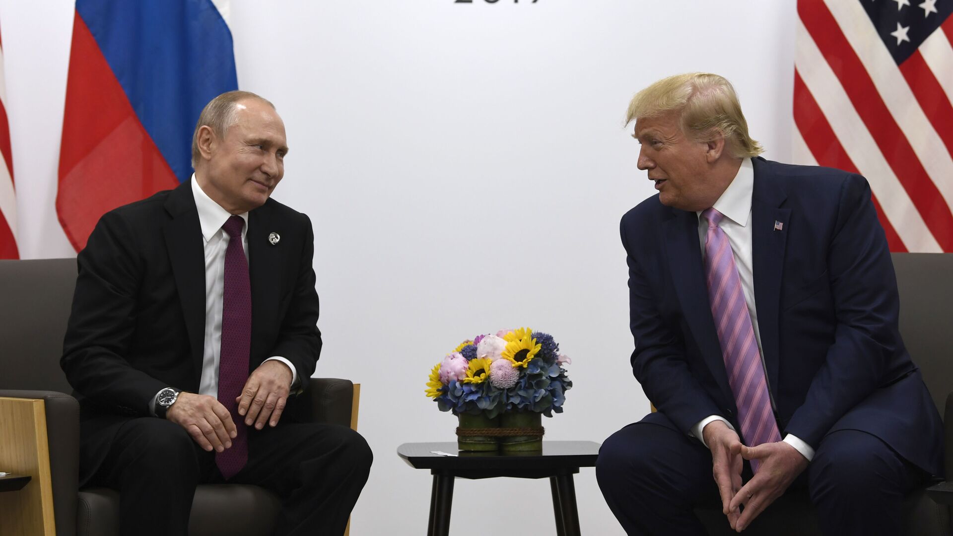  In this June 28, 2019, file photo, President Donald Trump, right, meets with Russian President Vladimir Putin during a bilateral meeting on the sidelines of the G-20 summit in Osaka, Japan. - Sputnik International, 1920, 23.02.2022