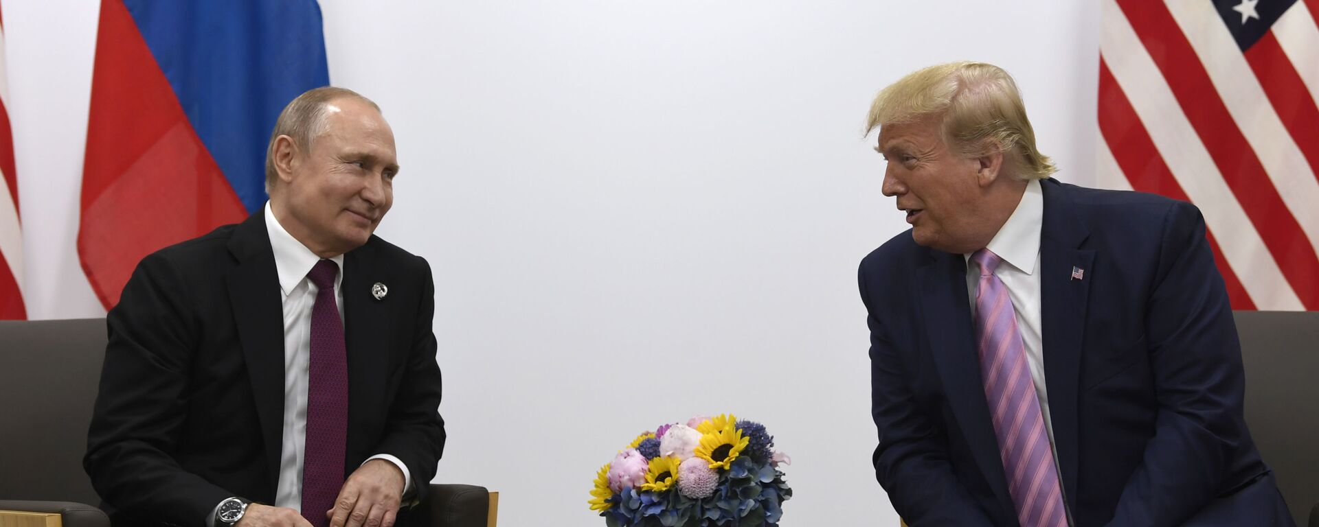  In this June 28, 2019, file photo, President Donald Trump, right, meets with Russian President Vladimir Putin during a bilateral meeting on the sidelines of the G-20 summit in Osaka, Japan. - Sputnik International, 1920, 18.05.2025