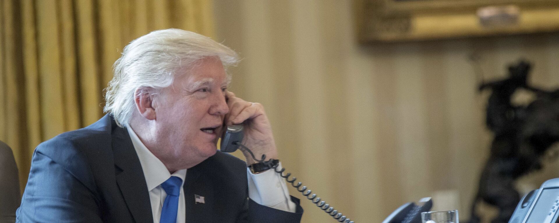 President Donald Trump speaks on the phone with Russian President Vladimir Putin, Saturday, Jan. 28, 2017, in the Oval Office at the White House in Washington - Sputnik International, 1920, 02.10.2024