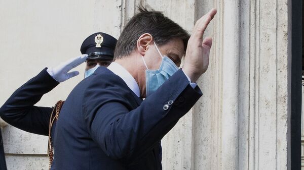 Outgoing Italian Premier Giuseppe Conte waves after meeting journalists outside Chigi palace Premier's office in Rome, Thursday, Feb. 4, 2021 - Sputnik International