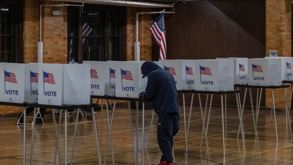 A resident casts his vote on November 3, 2020, at Berston Fieldhouse in Flint, Michigan. - Sputnik International