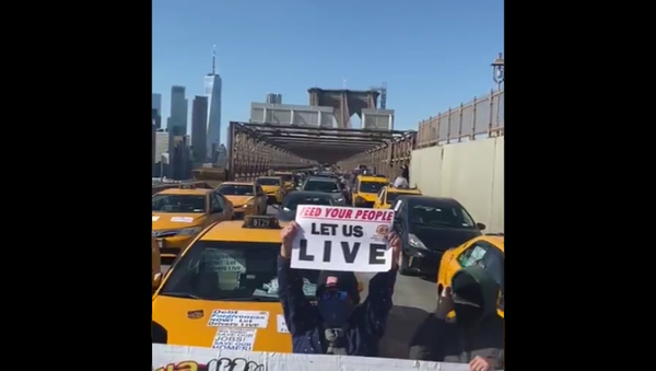 Taxi drivers from the New York Taxi Workers Alliance protested in favor of debt relief by shutting down the Brooklyn Bridge on February 10, 2021 - Sputnik International