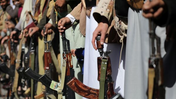 Houthi supporters hold their weapons during a demonstration outside the U.S. embassy against the United States over its decision to designate the Houthis a foreign terrorist organisation, in Sanaa, Yemen January 18, 2021 - Sputnik International