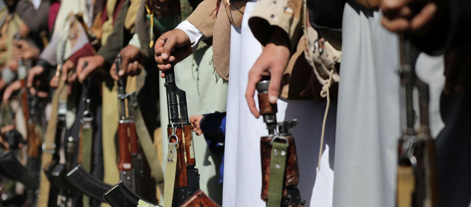 Houthi supporters hold their weapons during a demonstration outside the U.S. embassy against the United States over its decision to designate the Houthis a foreign terrorist organisation, in Sanaa, Yemen January 18, 2021 - Sputnik International, 1920, 07.03.2021
