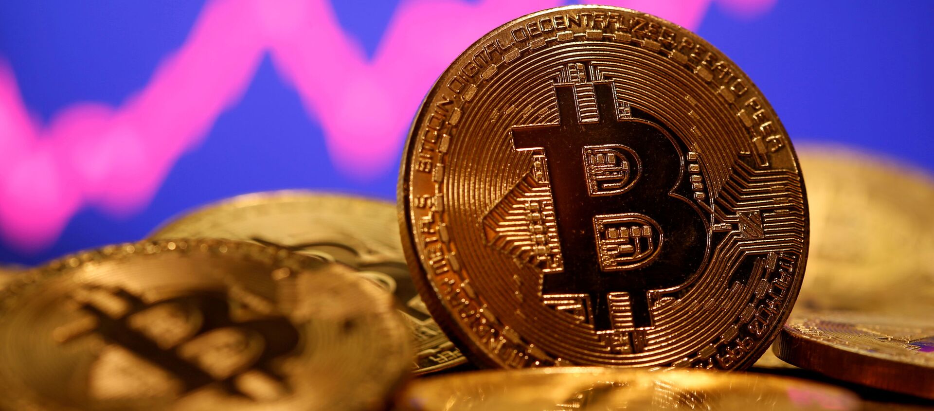 A representation of the virtual currency Bitcoin is seen in front of a stock graph in this illustration, taken 8 January 2021. REUTERS/Dado Ruvic/File Photo - Sputnik International, 1920, 17.02.2021