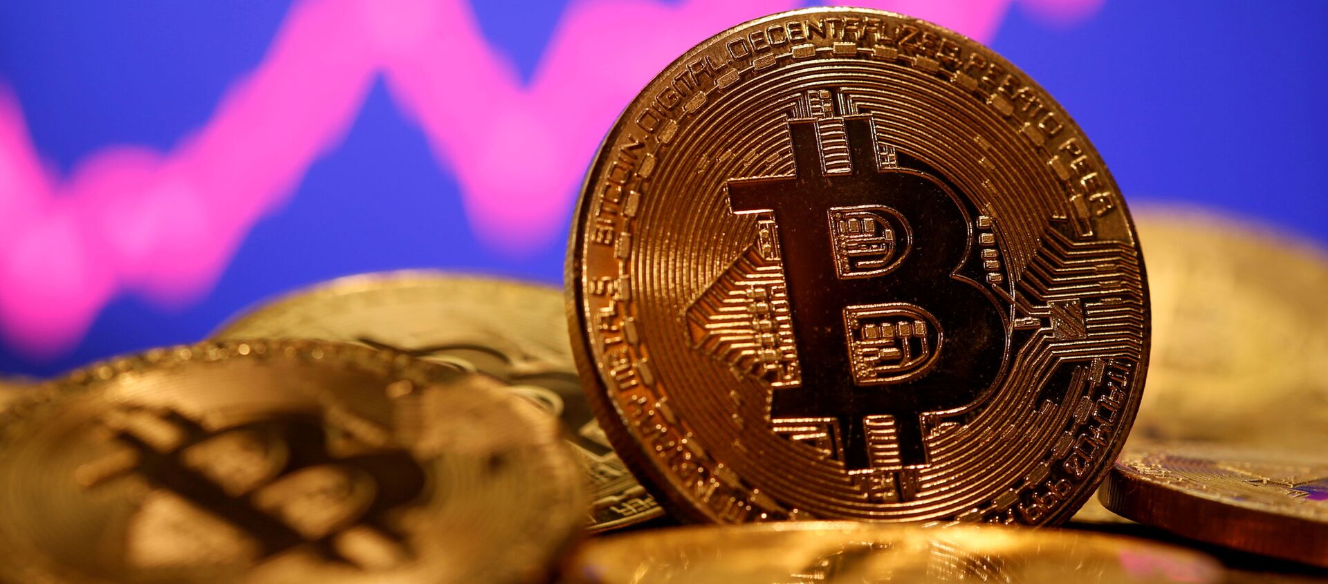 A representation of virtual currency Bitcoin is seen in front of a stock graph in this illustration taken 8 January 2021. REUTERS/Dado Ruvic/File Photo - Sputnik International, 1920, 11.02.2021