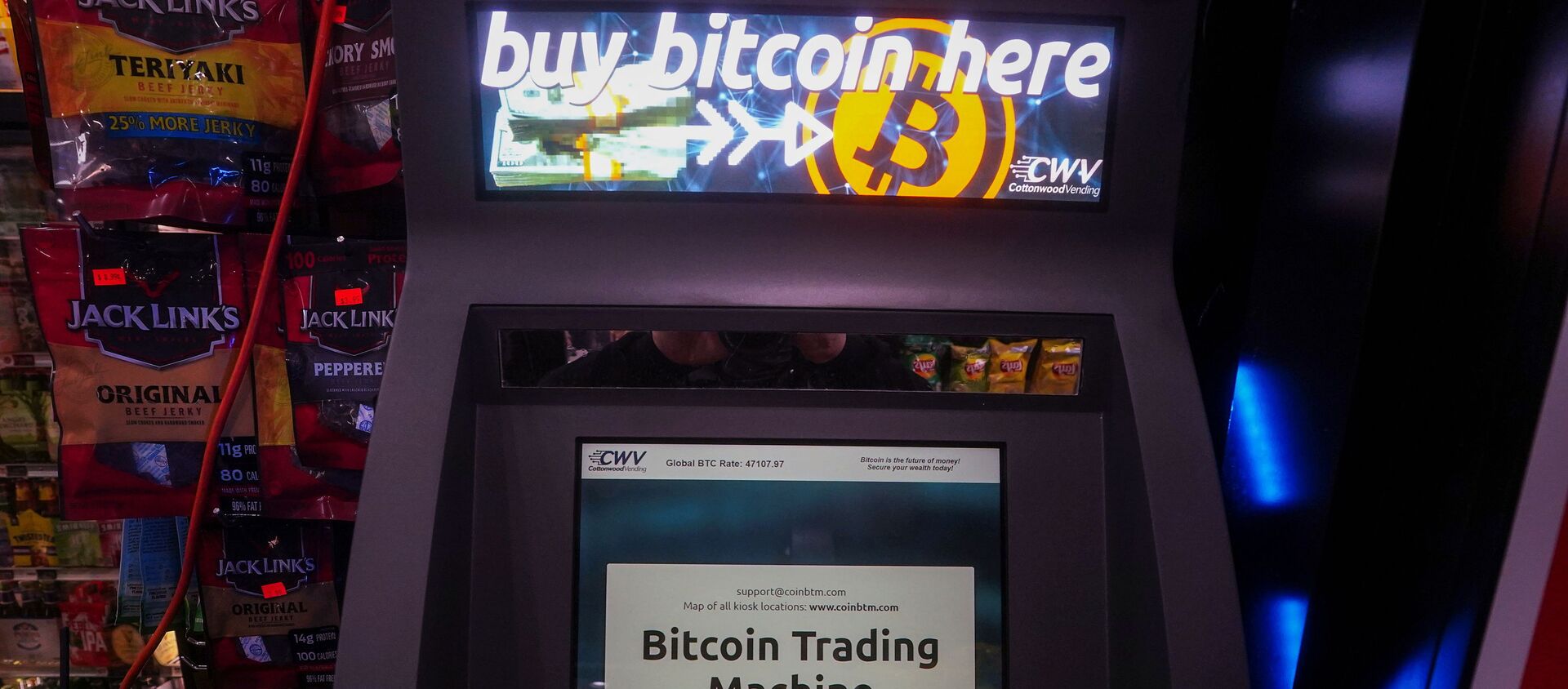 A Bitcoin ATM is pictured in a bodega in the Manhattan borough of New York City, New York, U.S., February  9, 2021. REUTERS/Carlo Allegri - Sputnik International, 1920, 19.02.2021