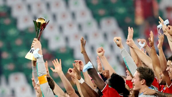 Bayern Munich players celebrate with the Club World Cup trophy - Sputnik International