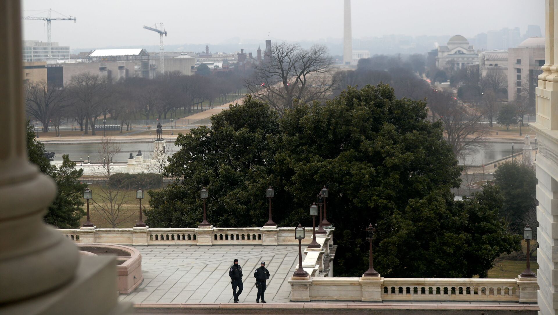 U.S. Capitol officers walk during the third day of senate impeachment hearings against former U.S. President Donald Trump, at the U.S. Capitol - Sputnik International, 1920, 12.02.2021