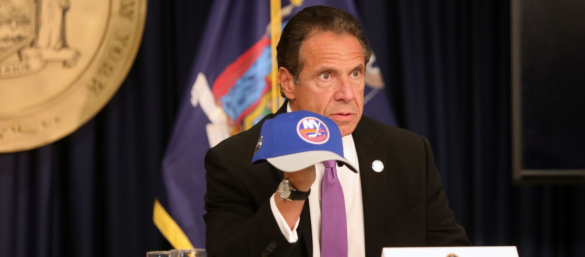 SEPTEMBER 08: New York state Gov. Andrew Cuomo holds an NHL New York Islanders hat at a news conference on September 08, 2020 in New York City. Cuomo, though easing restrictions on casinos and malls throughout the state, has declined to do so for indoor dining in restaurants in New York City despite pressure from business owners, citing struggles by the city to enforce the state's previous orders. - Sputnik International, 1920