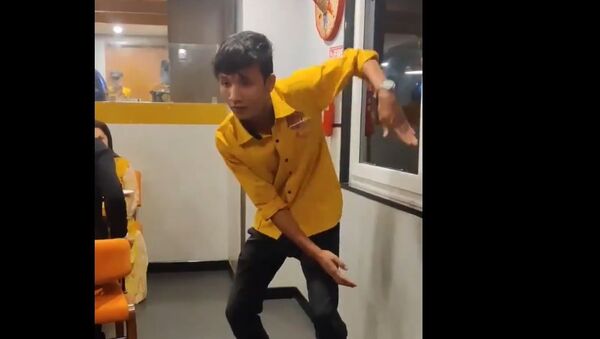 Surajit Tripura dances - Sputnik International