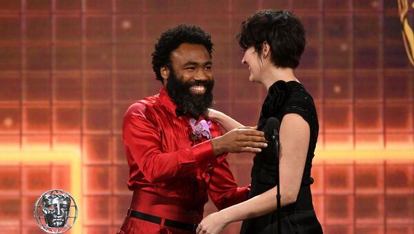 Phoebe Waller-Bridge (R) accepts the Britannia Award for British Artist of the Year from Donald Glover onstage during the 2019 British Academy Britannia Awards presented by American Airlines and Jaguar Land Rover at The Beverly Hilton Hotel on October 25, 2019 in Beverly Hills, California. - Sputnik International