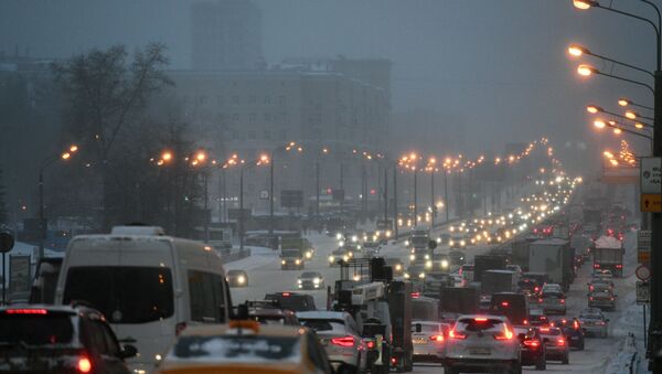Автомобили во время снегопада на Садовом кольце в Москве. - Sputnik International