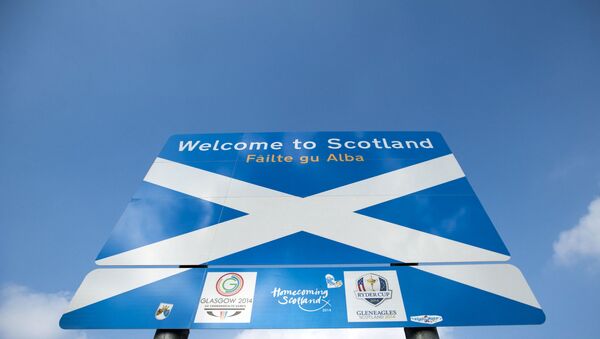 A sign welcomes visitors to Scotland near the town of Selkirk on the border between England and Scotland on September 11, 2014, ahead of the referendum on Scotland's independence.  - Sputnik International