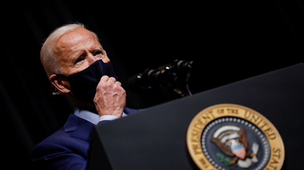 U.S. President Joe Biden removes his mask to address NIH staff during a visit to NIH in Bethesda, Maryland, U.S., February 11, 2021.  - Sputnik International