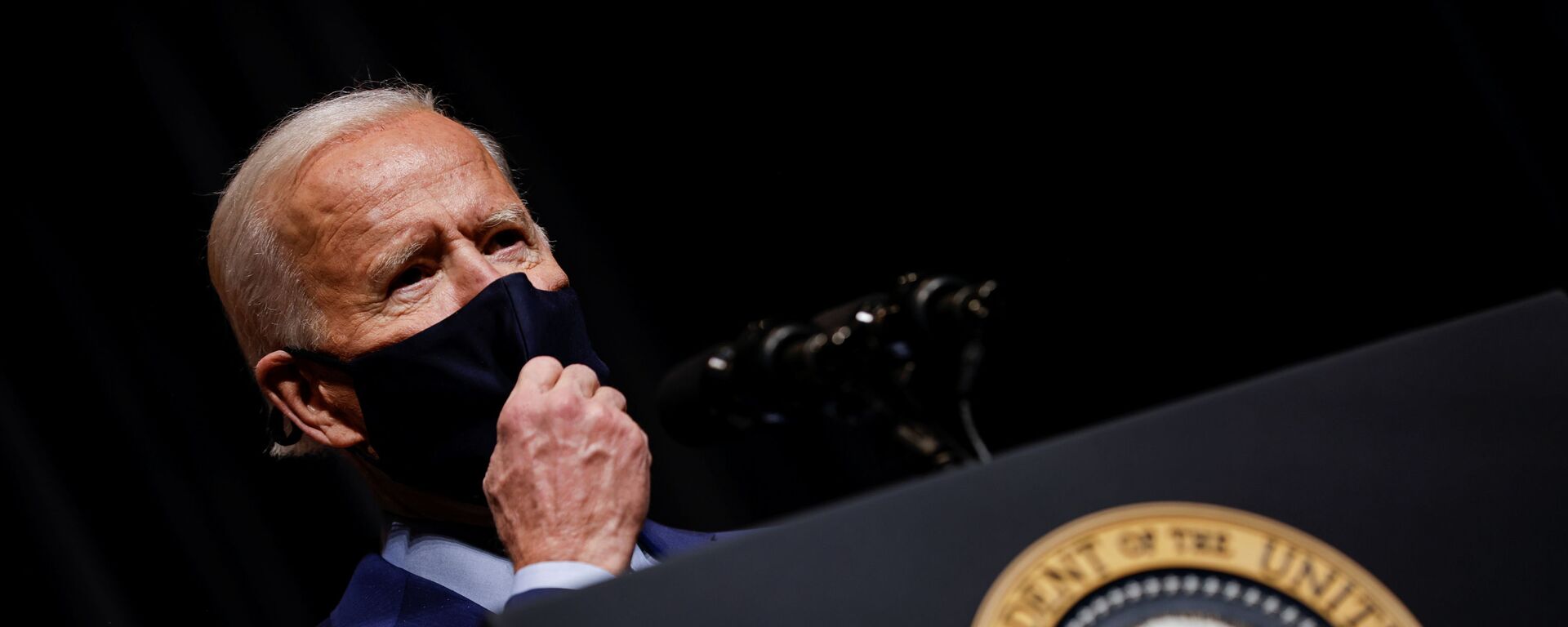 U.S. President Joe Biden removes his mask to address NIH staff during a visit to NIH in Bethesda, Maryland, U.S., February 11, 2021.  - Sputnik International, 1920, 14.02.2021