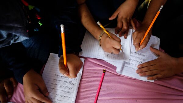 Fajr Hmaid (not pictured) a 13 year-old Palestinian pupil, gathers children from her neighbourhood in a makeshift classrom ,to help them catch up with their lessons after schools were shut by the local authorities in a bid to stem the spread of the novel coronavirus, in Gaza City on June 4, 2020. - Sputnik International
