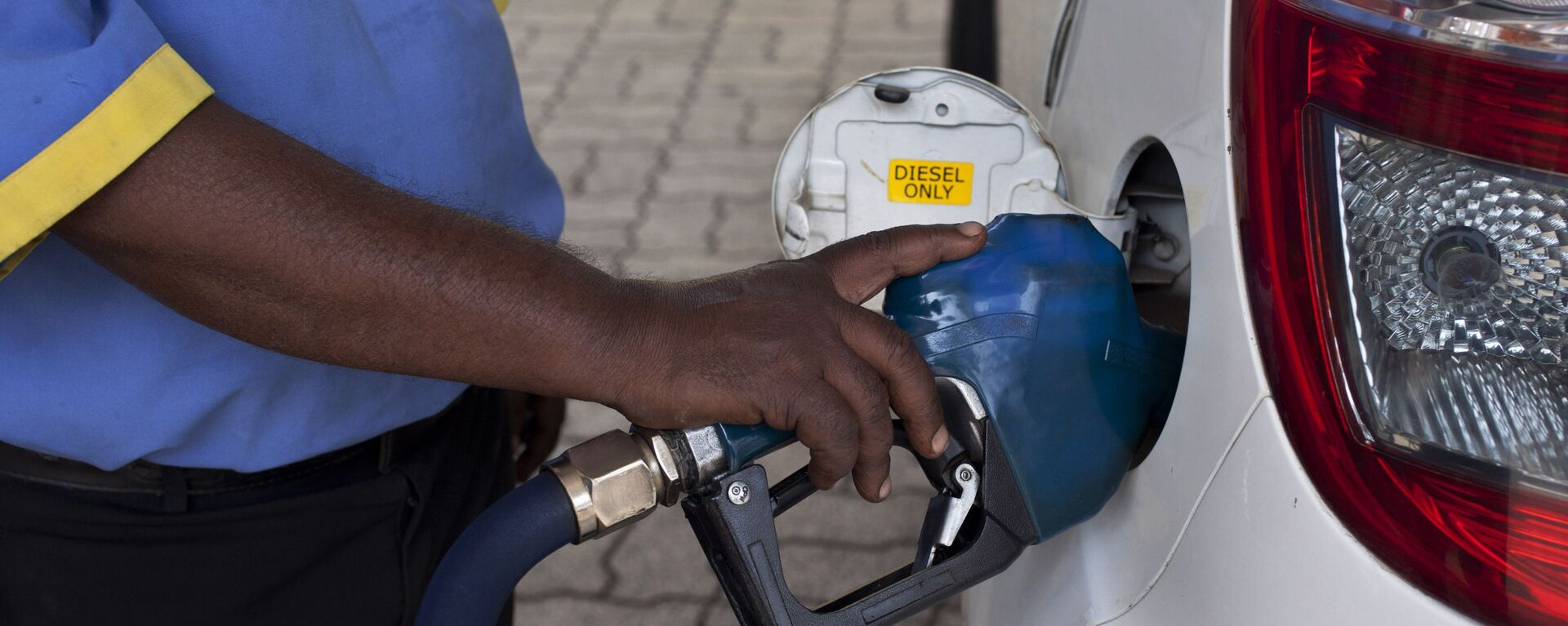 A man fills diesel in a car at a fuel station in New Delhi, India, Sunday, Oct. 19, 2014. India freed diesel prices from government control Sunday while raising natural gas tariffs in the biggest-yet reform by Prime Minister Narendra Modi's government, as it aims to boost the country's economy and overhaul its energy sector.(AP Photo/Tsering Topgyal) - Sputnik International, 1920, 02.03.2021