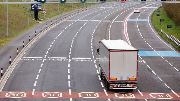 A lorry arrives at the Eurotunnel check-in, in Folkstone - Sputnik International
