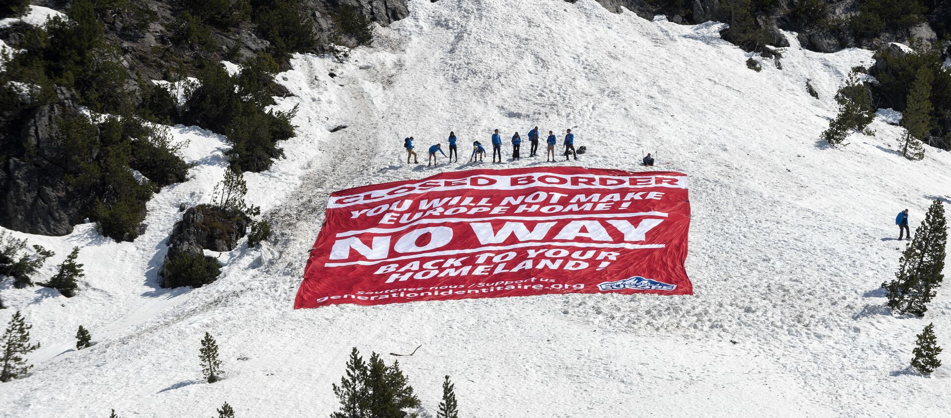 Activists from the French political movement Generation Identitaire (GI) and European anti-migrant group Defend Europe conduct an operation titled Mission Alpes to control access of migrants using the Col de l'Echelle mountain pass on 21 April 2018, in Nevache, near Briancon, on the French-Italian border. Photo by ROMAIN LAFABREGUE / AFP - Sputnik International, 1920, 14.02.2021