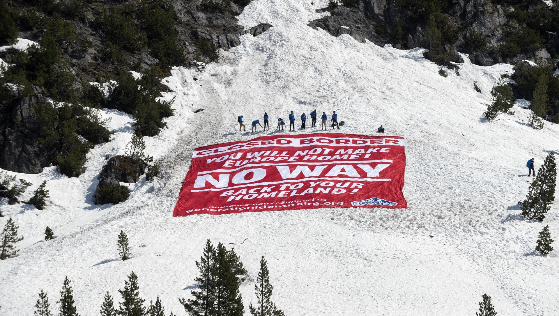 Activists from the French political movement Generation Identitaire (GI) and European anti-migrant group Defend Europe conduct an operation titled Mission Alpes to control access of migrants using the Col de l'Echelle mountain pass on 21 April 2018, in Nevache, near Briancon, on the French-Italian border. Photo by ROMAIN LAFABREGUE / AFP - Sputnik International, 1920, 14.02.2021